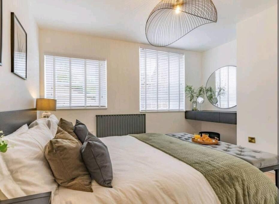 St Marg'S Hideaway; Grade II Listed Luxury Apartment In The Heart Of Cheltenham - Gateway To The Cotswolds! Sleeps 4 - Outdoor Seating And Free Private Parking! Kültér fotó