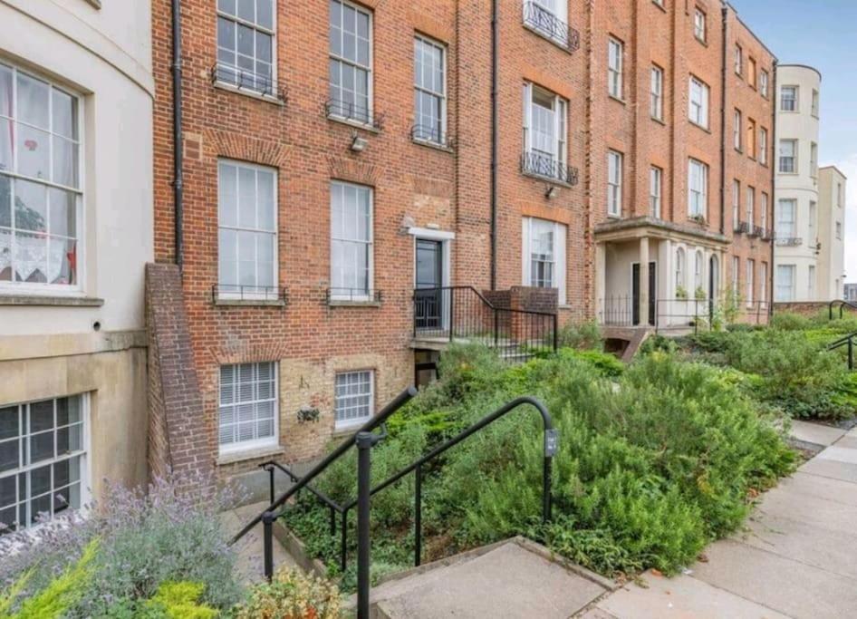 St Marg'S Hideaway; Grade II Listed Luxury Apartment In The Heart Of Cheltenham - Gateway To The Cotswolds! Sleeps 4 - Outdoor Seating And Free Private Parking! Kültér fotó