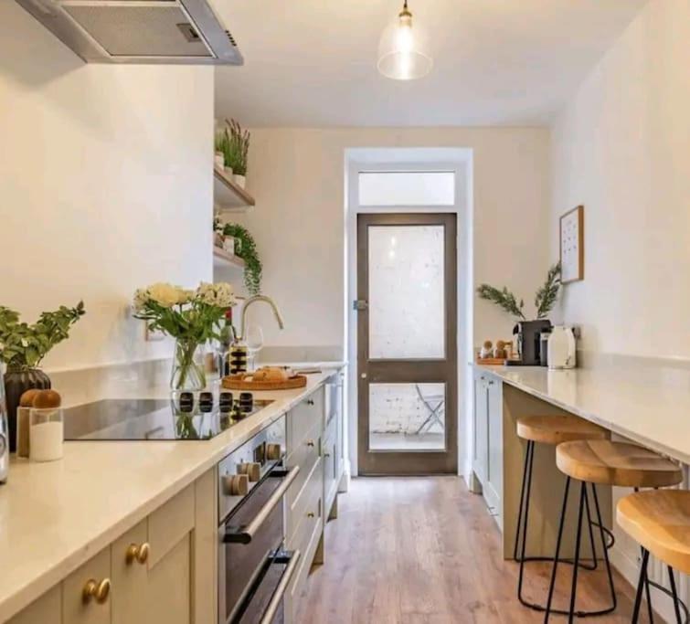 St Marg'S Hideaway; Grade II Listed Luxury Apartment In The Heart Of Cheltenham - Gateway To The Cotswolds! Sleeps 4 - Outdoor Seating And Free Private Parking! Kültér fotó